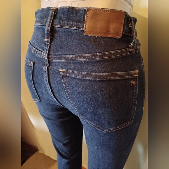 A Madewell 9" High-Rise Skinny Jeans in Davis Wash - Picture 4 of 9